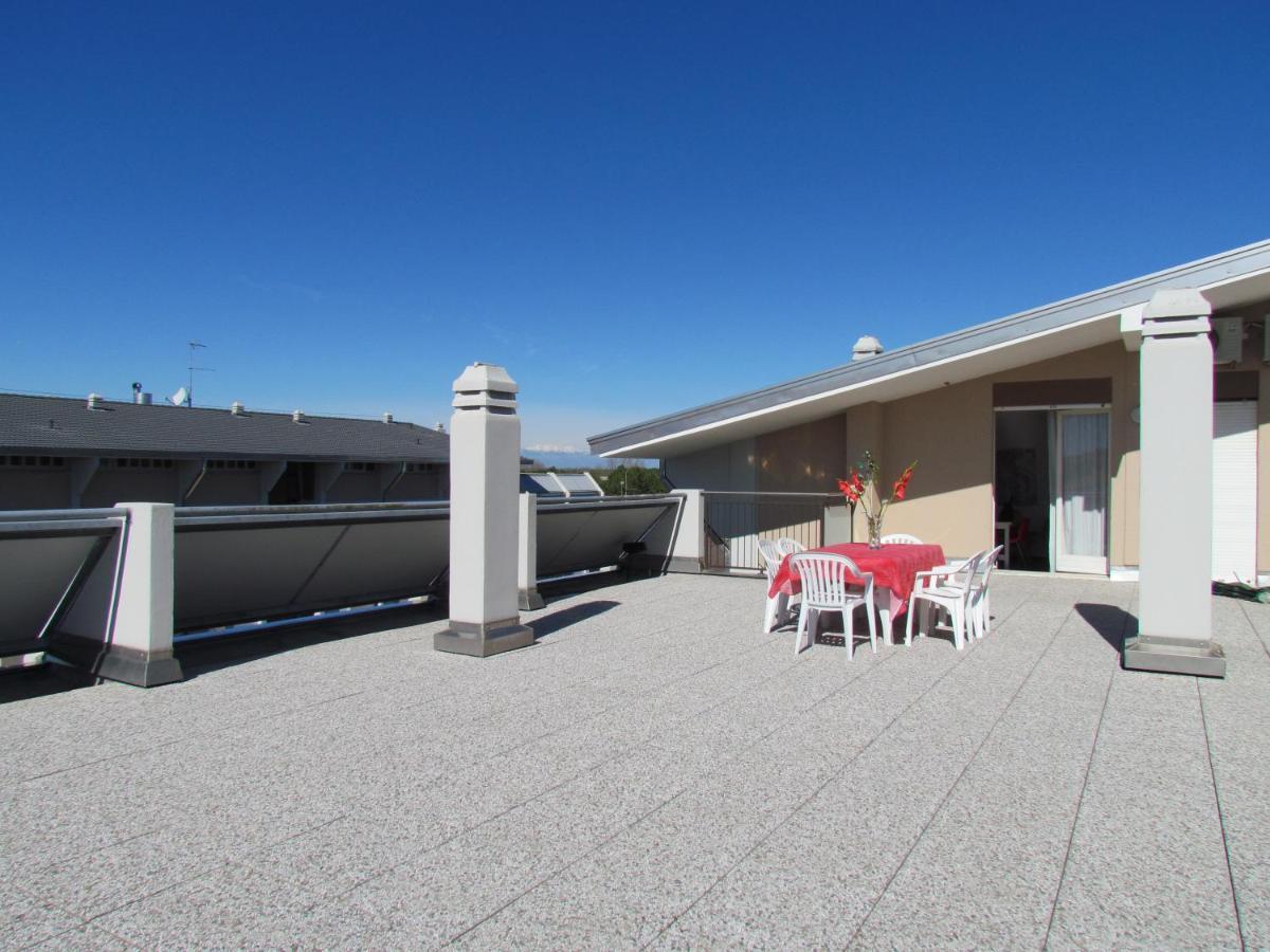 Colorful Attic With Large Terrace - Beahost Appartement Bibione Buitenkant foto